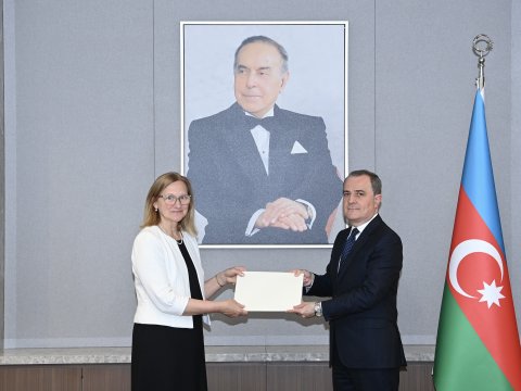 Səfir etimadnaməsini Ceyhun Bayramova təqdim etdi - FOTO