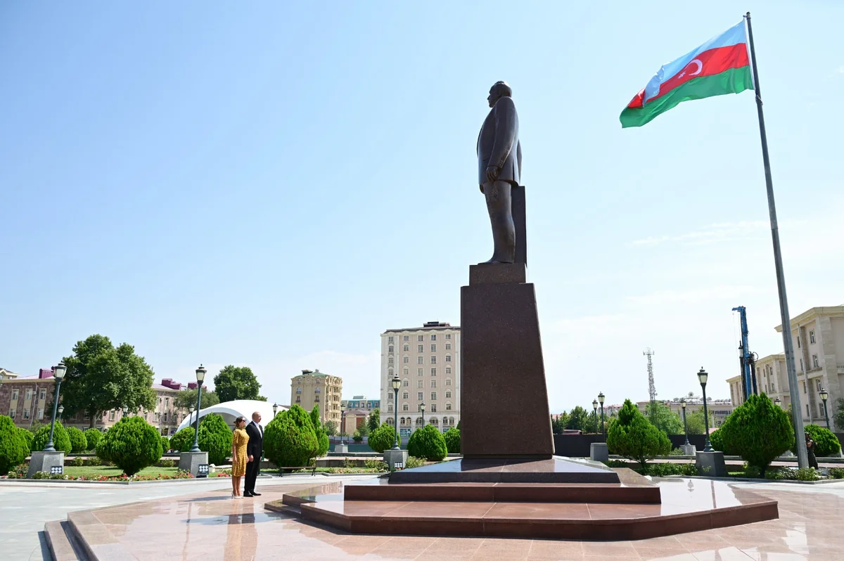 Prezident Naxçıvanda Ümummilli Liderin abidəsini ziyarət etdi