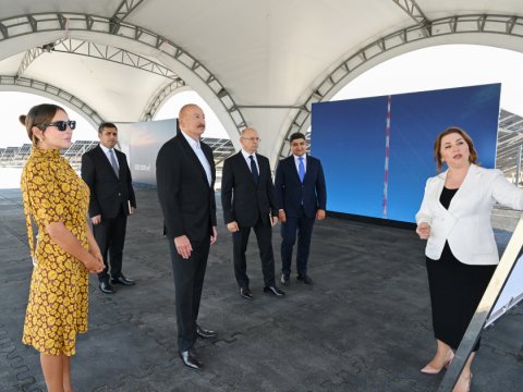 İlham Əliyev Naxçıvanda Günəş Elektrik stansiyalarında görülən işlərlə tanış oldu - VİDEO