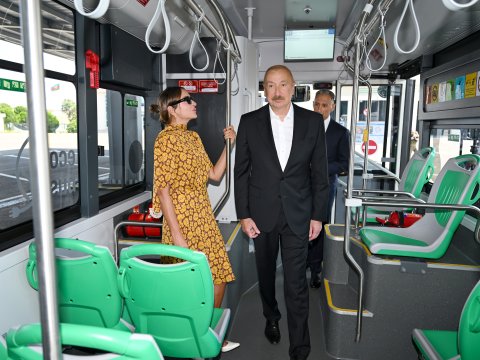 Dövlət başçısı Naxçıvanda elektrik mühərrikli avtobuslara baxıb