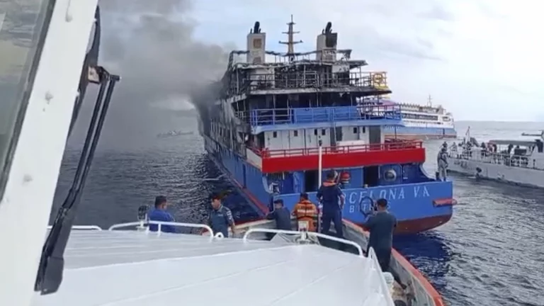 131 kişinin bulunduğu feribot yandı