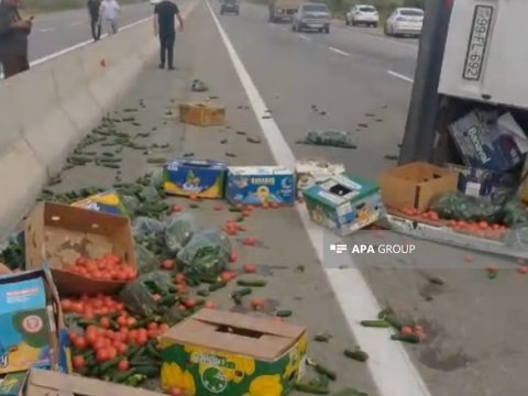 Ucarda yük maşını aşdı: Pomidor və xiyar yola dağıldı&nbsp;