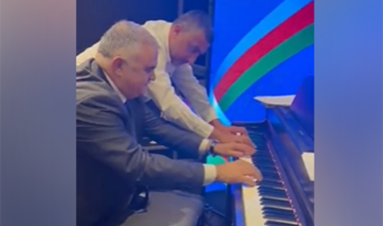 Deputat səfirliyin açılışında pianoda ifa etdi - VİDEO