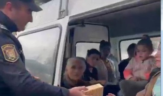 Azərbaycan polisi tıxacda qalan ermənilərə qida payladı - VİDEO