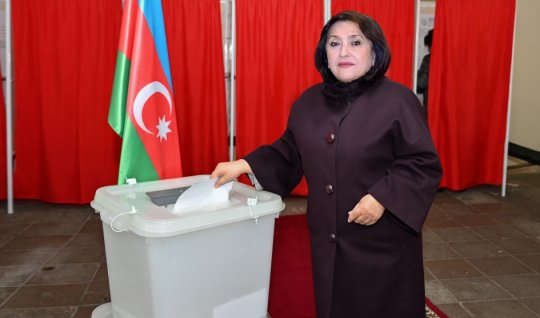 Sahibə Qafarova bu seçki məntəqəsində səs verdi - FOTOLAR