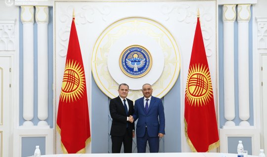 Ceyhun Bayramov Qırğızıstan parlamentinin sədri ilə görüşdü