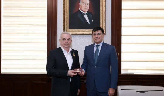 Məşhur onkoloqa “Heydər Əliyevin 100 illiyi” yubiley medalı təqdim edildi
