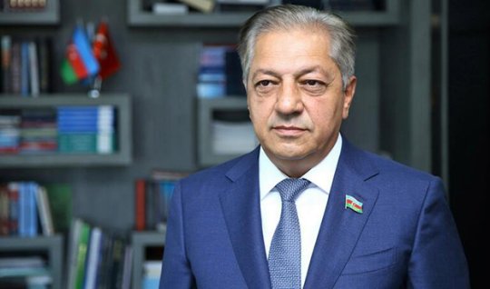 Mədəniyyət dərisinə girmiş siyasi dəllal və ya “мальчик на побегушках”