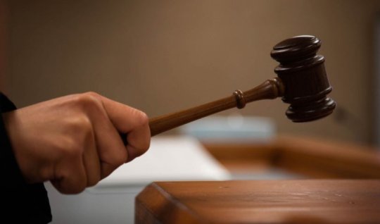 Azərbaycanda deputat xadiməni MƏHKƏMƏYƏ VERDİ