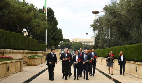 Serbiya spikeri Fəxri xiyabanı və Şəhidlər xiyabanını ziyarət edib