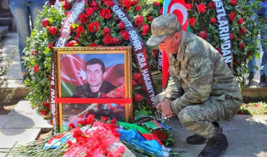 Bir şəklin tarixçəsi: “Gizir Xanı”nın Raquf Orucova səssiz VƏDİ