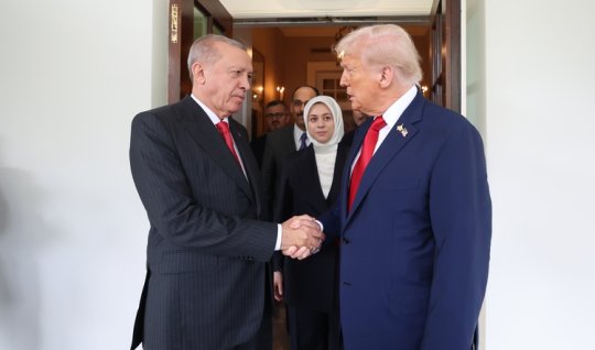 Ərdoğanın hicablı tərcüməçisi - Qalmaqallı deputatın qızı KİMDİR...