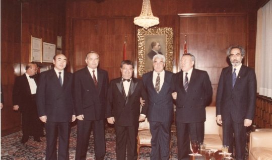 Bir şəklin tarixçəsi: Elçibəy Türk dövlətləri liderlərindən niyə aralı DAYANIB...