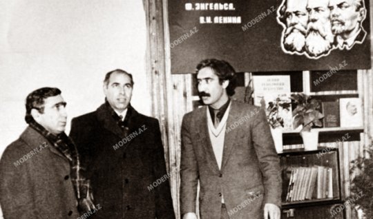 Bir şəklin tarixçəsi: Fəzail Ağamalı Ramiz Mehdiyevə məruzə edir