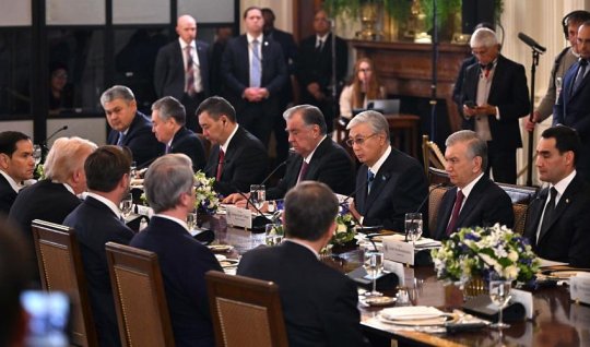 На каком языке лидеры Центральной Азии говорили с Трампом? - Двое на русском, один на английском, а остальные....