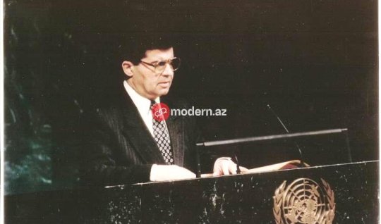 Bir şəklin tarixçəsi - Azərbaycanın BMT-yə üzv qəbul olunduğu an - Tribunadakı NAZİR