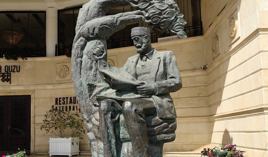 Zərdabinin heykəlinin yerinin dəyişdirilsin! - Komitə sədri