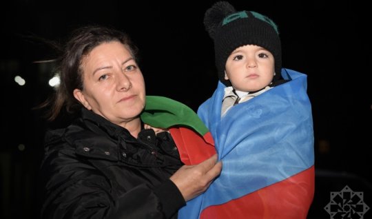 Qürurla doğma torpaqlara yola düşdülər - Böyük Qayıdış davam edir...