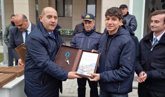 Köç karvanı Ağdama çatdı - Açarlar təqdim olundu