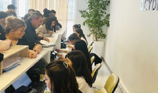 Deputat xəstəxanalardakı uzun növbələri&nbsp;TƏNQİD ETDİ