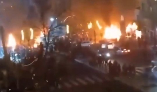 تهران در آتش - اعتراضات در ایران به درگیری‌های مسلحانه تبدیل می‌شود