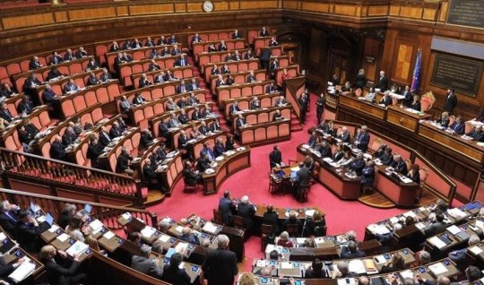 سناتور&nbsp;خواستار حمایت از اعتراضات در ایران شد