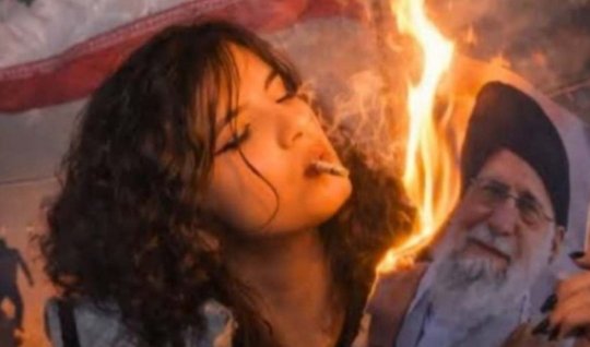 Подожгли фотографию Хаменеи и прикурили сигарету - ВИДЕО