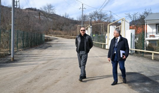 İlham Əliyev Ağdərədə vətəndaşın evində oldu