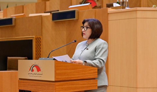 Spiker Əbu-Dabidə forumda çıxış etdi - FOTO