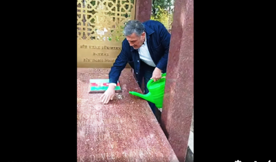Professor&nbsp;Rəsulzadənin məzarını yudu - VİDEO