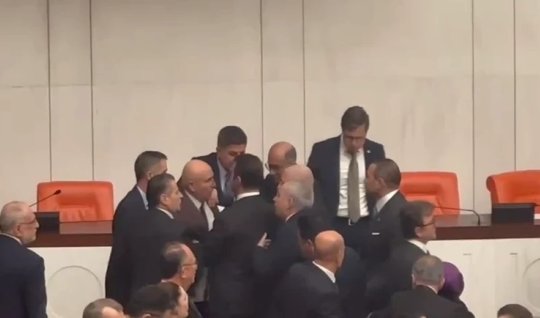 Türkiye parlamentosunda kavga&nbsp;-&nbsp;Milletvekili yaralandı