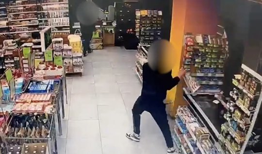 Azərbaycanlı yeniyetmə Tbilisidə mağazanı qarət etdi - FOTO