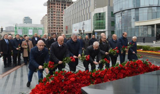 Deputatlar &ldquo;Ana harayı&rdquo; abidəsini ziyarət etdilər - FOTOLAR