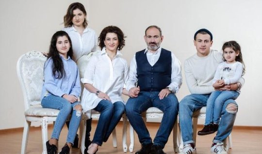 Ermənistanda səs-küylü boşanma: uşaqlar kimdə qalacaq? - Cütlüyün FOTOLARI