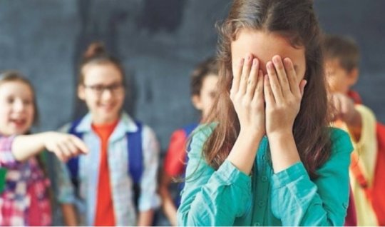 Uşağı döyərək tərbiyə edən müəllim cərimələnəcək