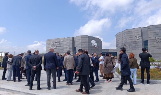 Xarici diplomatlar Xocalı Soyqırımı Memorial kompleksini ziyarət ediblər&nbsp;- FOTO
