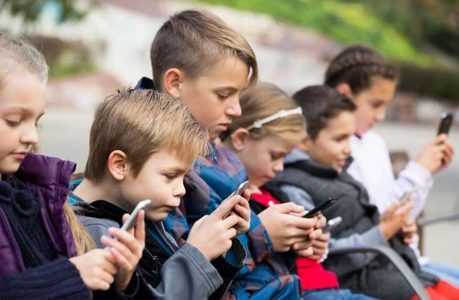 16 yaşı olmayanlar internetdə bunları edə bilməyəcək!​​​​​​