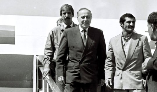 Elçibəy Heydər Əliyevə görə Naxçıvana üç dəfə xüsusi təyyarə göndərmişdi - Bir şəklin tarixçəsi