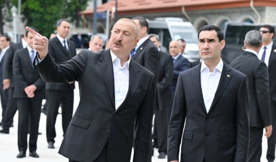 Liderlər Şuşada tanınmış şəxsiyyətlərin güllələnmiş büstlərinə baxıblar