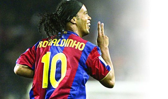 Ronaldinho futbola geri döndü