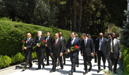 Zimbabve parlamentinin sədri Heydər Əliyevin məzarını və Zəfər parkını ziyarət edib