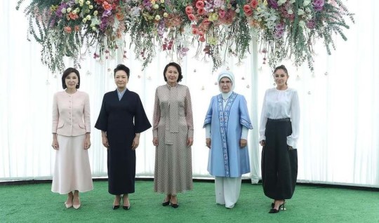 Besh davlatning birinchi xonimlari uchrashdi - FOTOLAR
