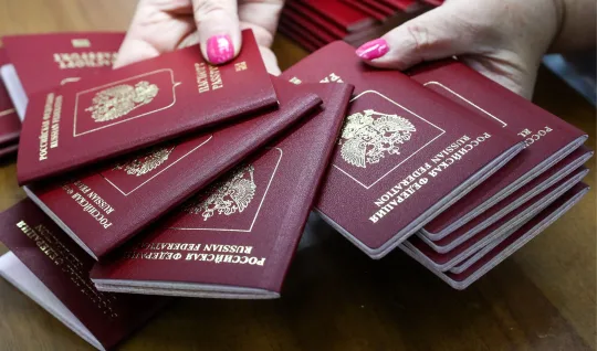 Rusiya qondarma dövlətdə&nbsp;ilk pasportları payladı