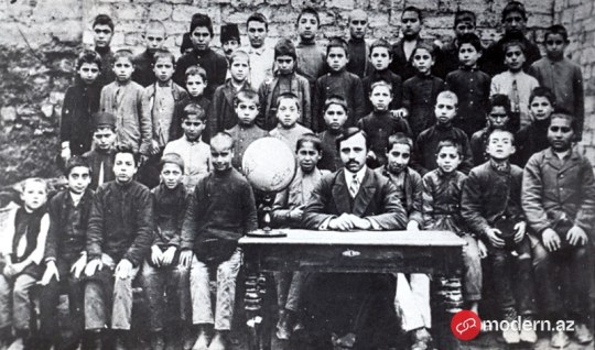 Bir şəklin tarixçəsi: Üzeyir bəyin şagirdləri ilə nadir FOTOSU
