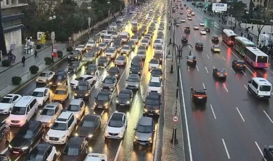 Deputat tıxacda qaldı, iclasa gecikdi