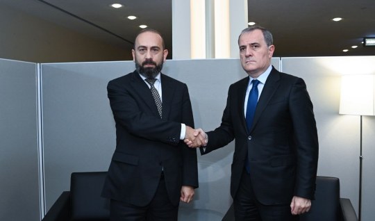 Jeyhun Bayramov Mirzoyan bilan uchrashdi