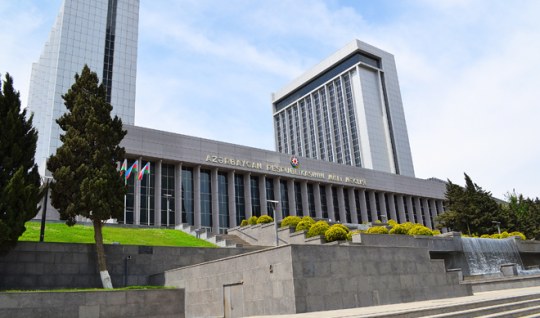 Deputatlar 13 məsələni müzakirə etmək üçün toplaşdılar