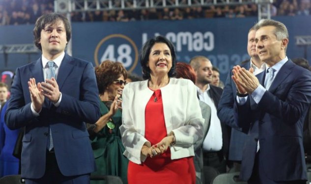 Gürcüstanda siyasi böhran: Baş nazir Prezidenti 