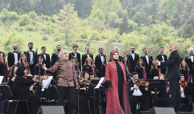 Heydər Əliyev Fondu “Xarıbülbül” festivalında hamını təsirləndirdi - JURNALİSTLƏR