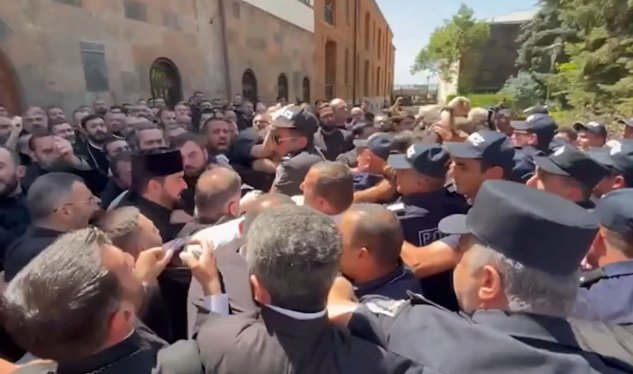İrəvanda gərginlik: polislər keşişin evinə basqın etdi - VİDEO